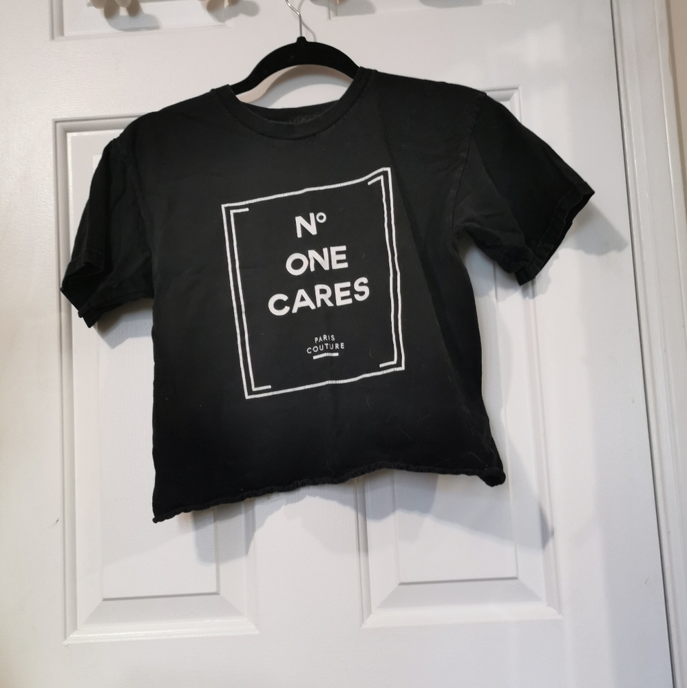 Black graphic cropped tea